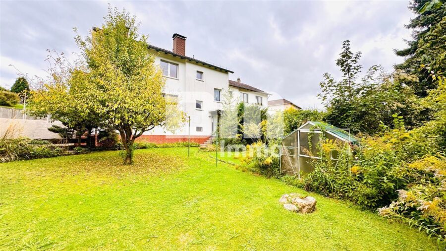 Ein- bis Zweifamilienhaus mit viel Potenzial in idyllischer Lagemit Terrasse und Garage - Großer Gartenbereich / Zufahrt